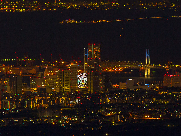 夜景 横浜ランドマークタワーと海ほたる