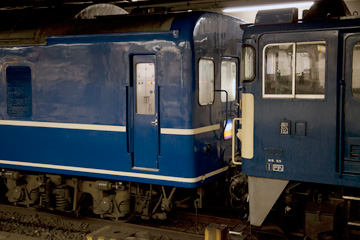 電源車は機関車次位に連結