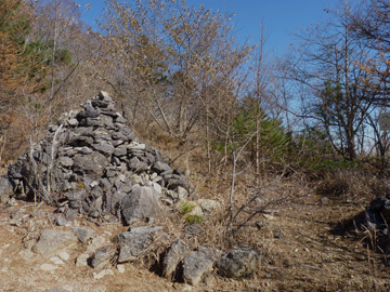 山頂南側広場のケルン