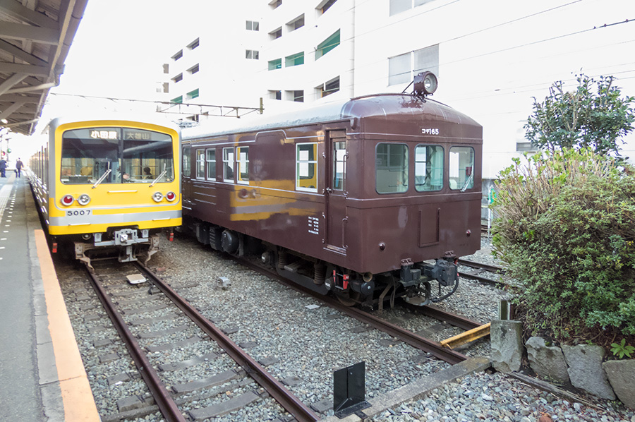 大雄山駅に留置中のコデ165