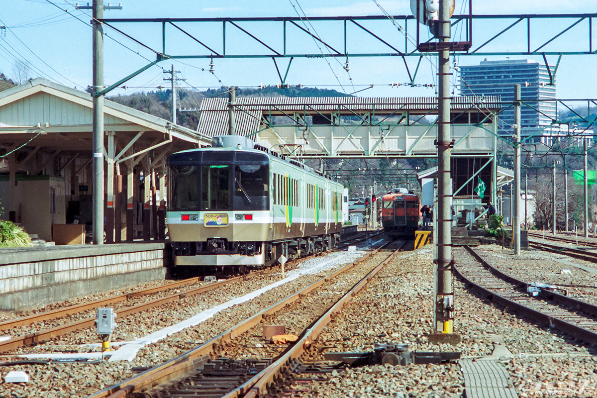 ゆう･ゆう東海165系と原色165系が並ぶ