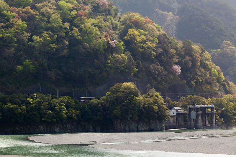 十島堰堤とワイドビューふじかわ１号