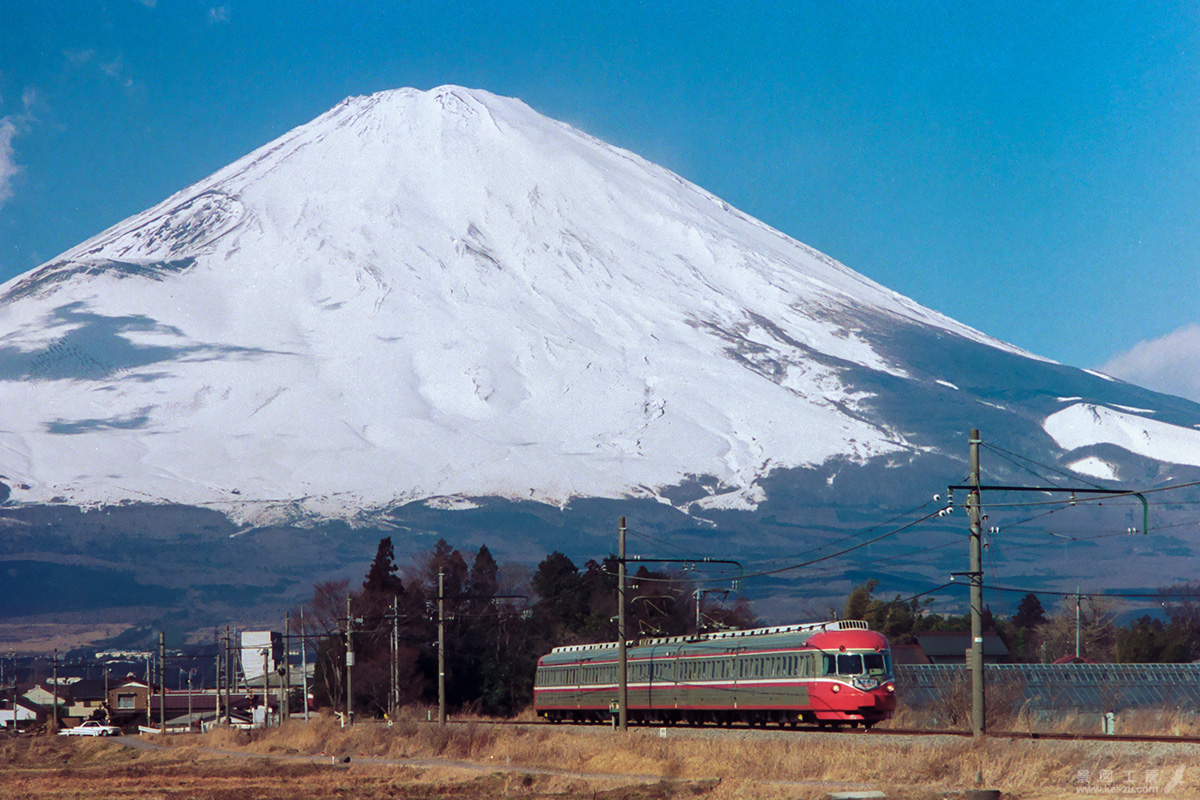 富士山をバックに　SSE　小田急ロマンスカー3000形