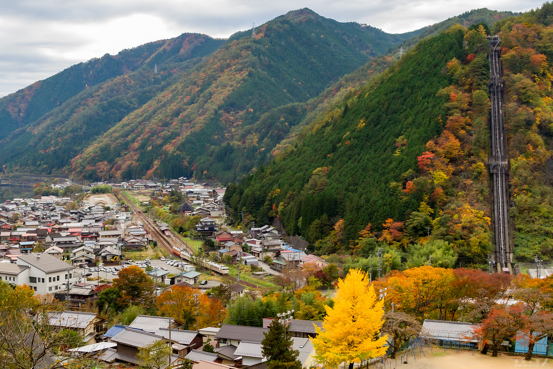 飛騨小坂の街並みとキハ48