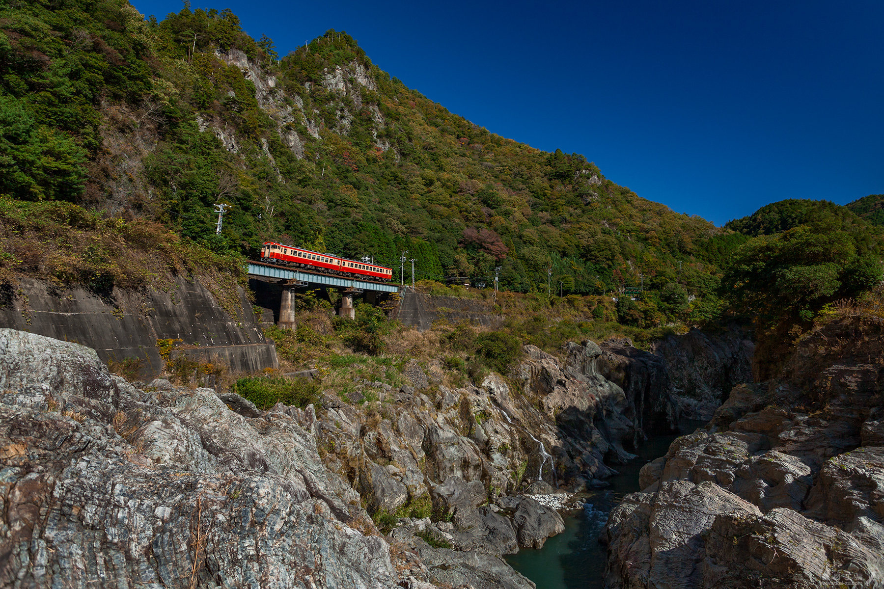 飛水峡を行く国鉄標準色風のキハ40系