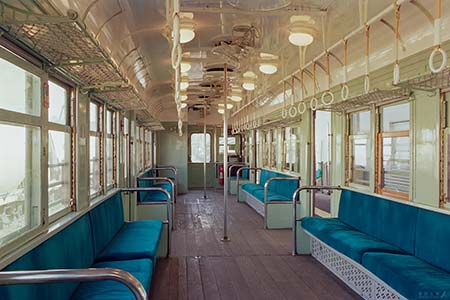 鶴見線の旧型国電の車内風景