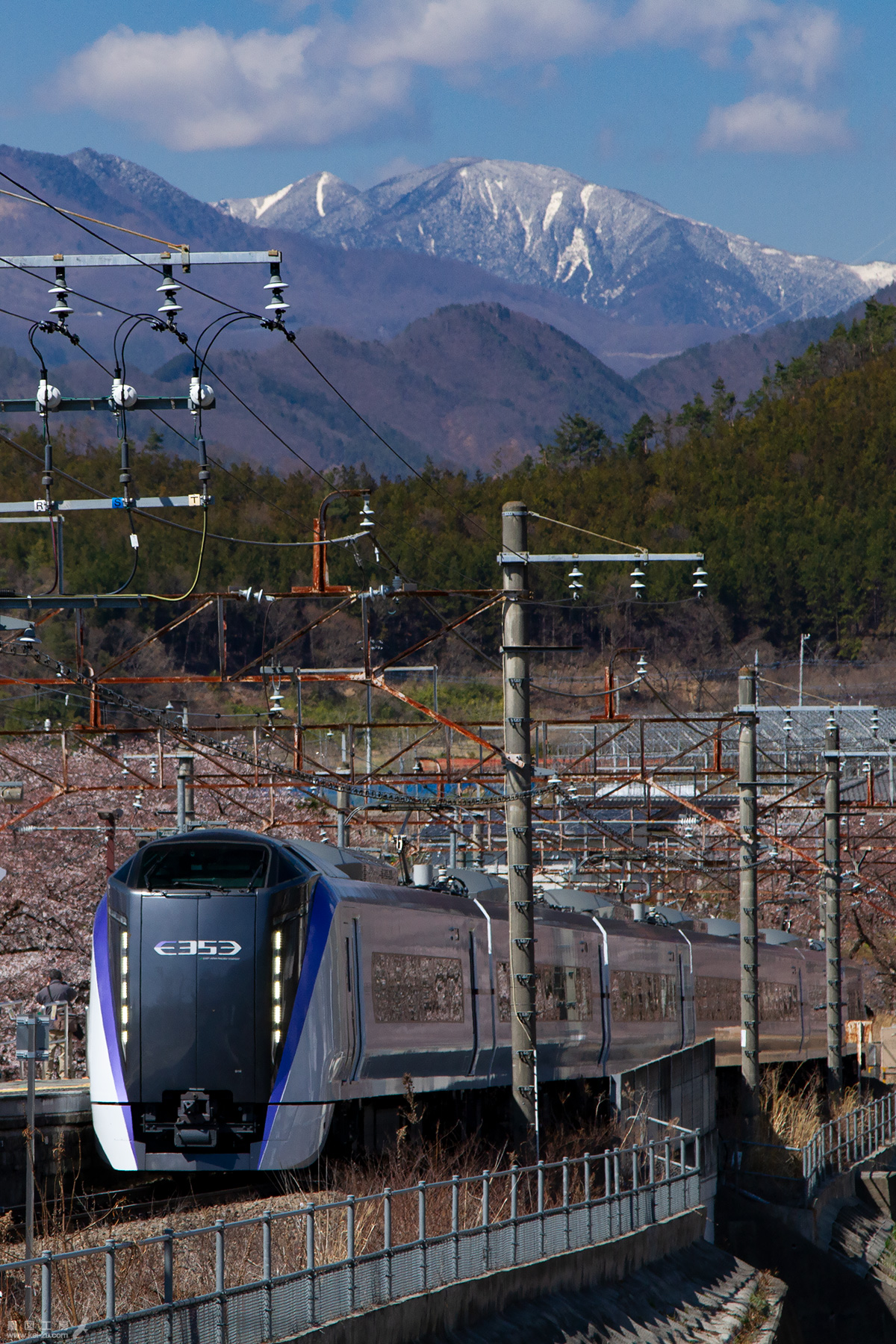 E353系と残雪の甲武信ヶ岳