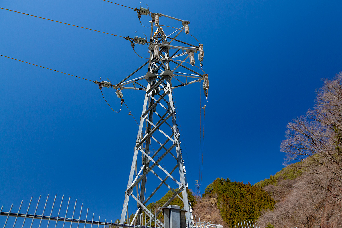 田光支線No.1と尾根上の送電鉄塔相之沢橋場線