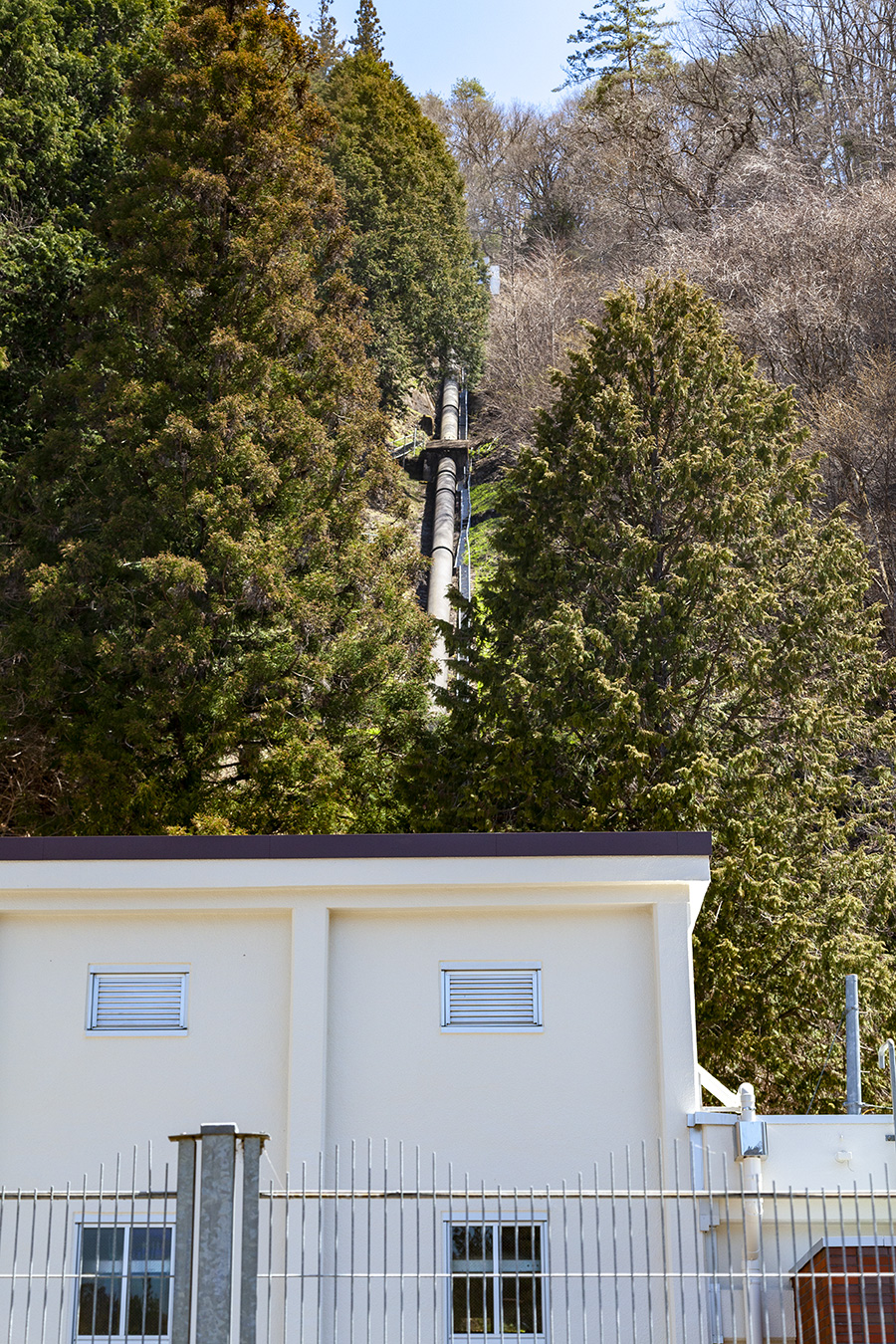 水圧鉄管と発電所建屋